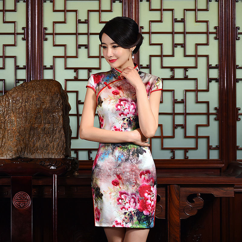 说真的!我就从来没见过这么好看的旗袍，尽显姣好火爆身材