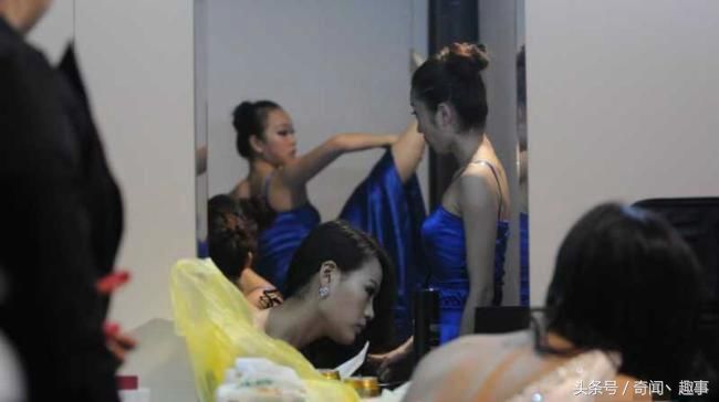 后台“疲惫不堪”的女模特们