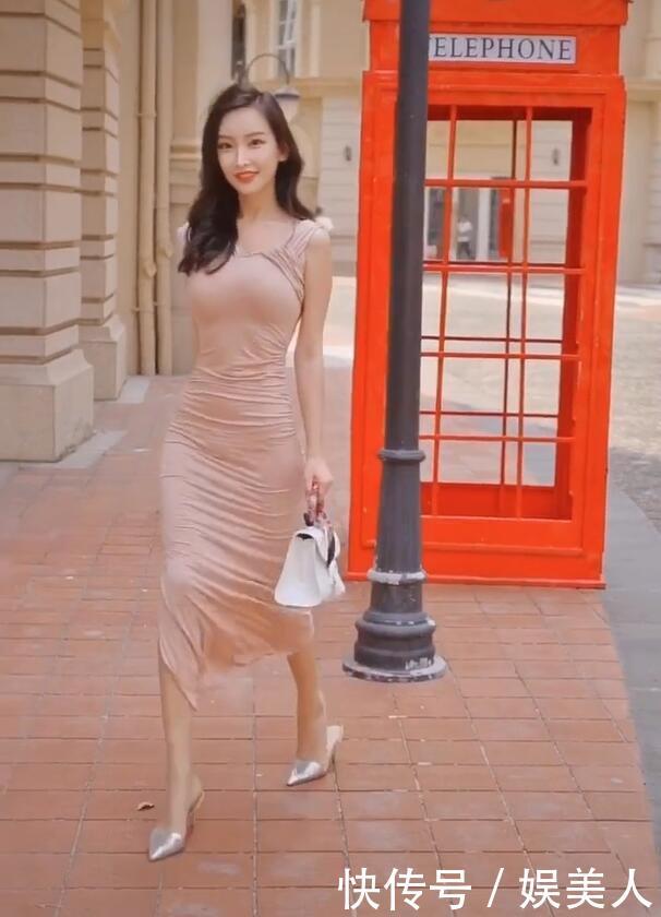  【远远】紧身长裙下的时尚美女，远远看去就有一种落落大方的美