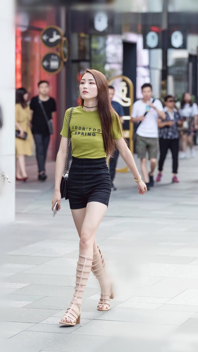 皮皮虾街拍 在一座美女如云的城市 你偶遇美女，总忍不住多看几遍