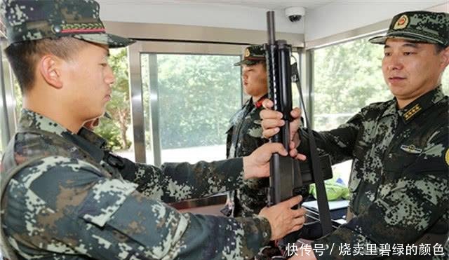中国士兵站岗时，为什么两人只配一把枪20年前的教训太深刻