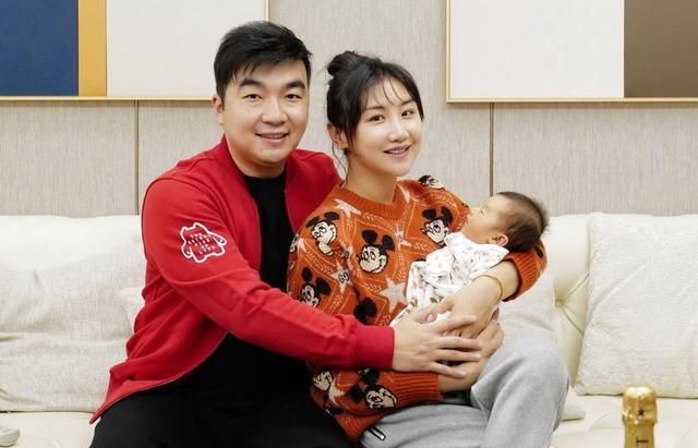 [账号]梁超前妻社交账号曝光，仍以婚纱照当背景，颜值高撞脸张馨予