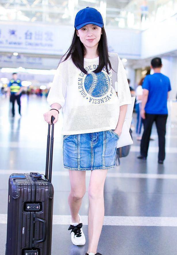 38岁董洁太会穿, T恤配短裙减龄20岁, 网友: 美回冷清秋了!