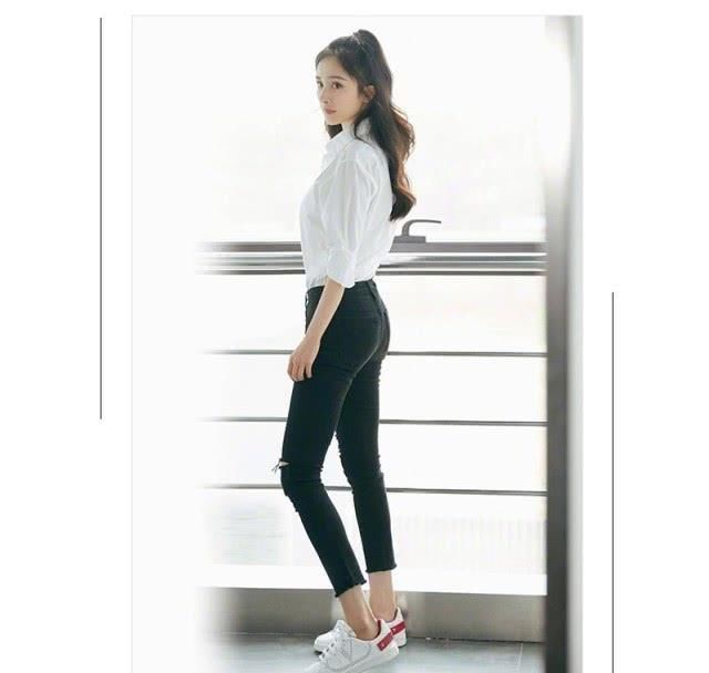 女人:穿白衬衫的女人更知性,简约造就大气,搭配裙子回头率超高