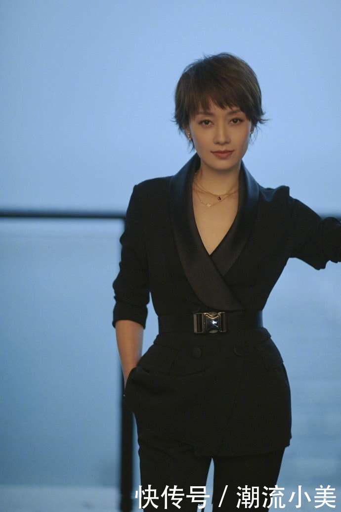 马伊琍这胯也太宽了！裙子都快撑破了，网友：文章还能驾驭吗？