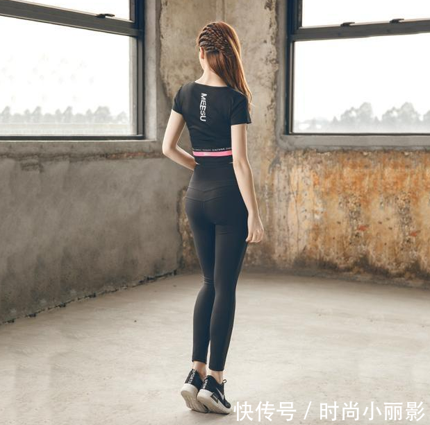 紧身打底裤:帅气潇洒的年轻美女,穿搭时髦,尽显浪漫魅力!