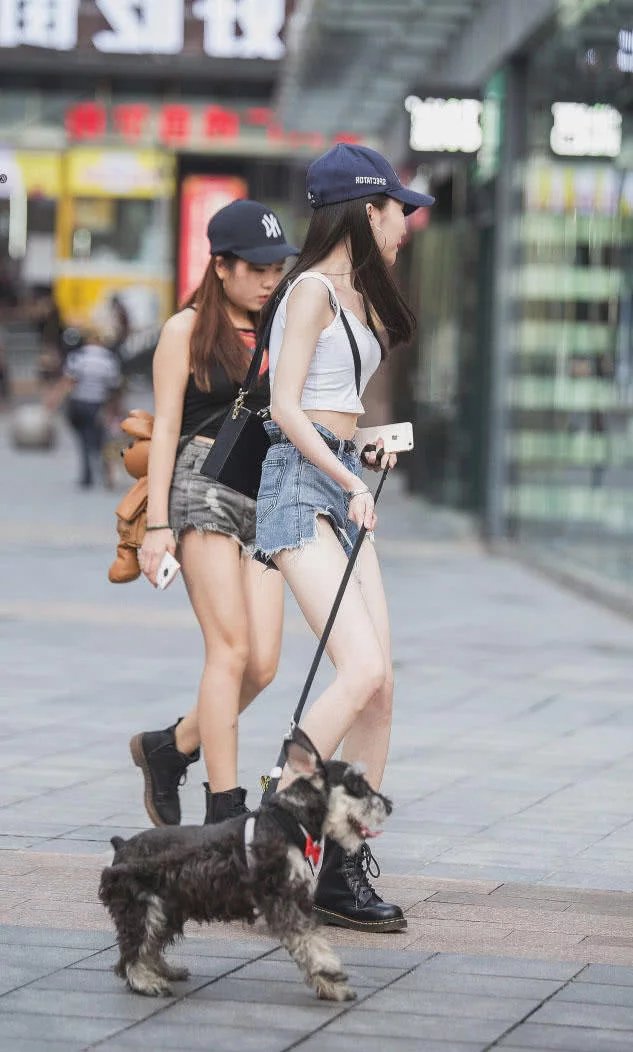 时尚小姐姐穿超短裤秀裹出小巧圆润的臀线，一双笔直的美腿很迷人