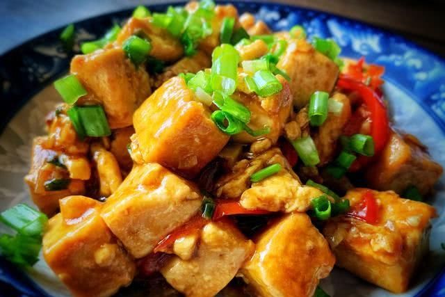  「中倒入适量」嫩豆腐别直接下锅炒，多做一步，豆腐鲜香滑嫩，比吃肉还过瘾