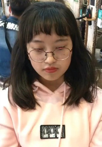 土气女孩去染了个超级骚气的粉色头发扎心了 网友:正面无敌