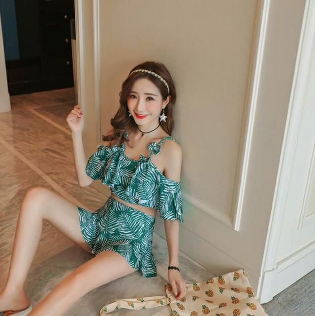 小姐姐穿着泳衣 非常显身材，穿上时尚大气