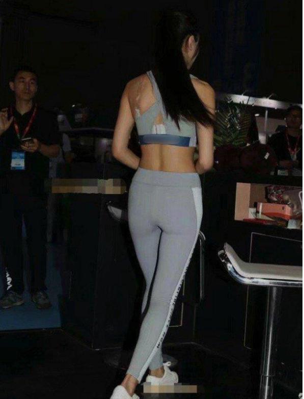 紧身打底裤展现纤细身姿，包裹性感，轻轻松松婀娜多姿