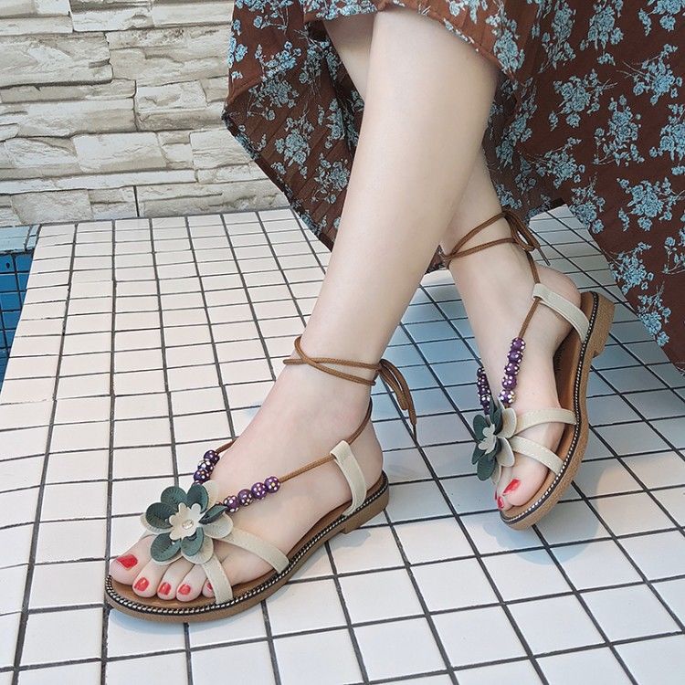 女人最撩人的是玉足,时尚的凉鞋,绑带缠绕双腿间,露出三寸金莲