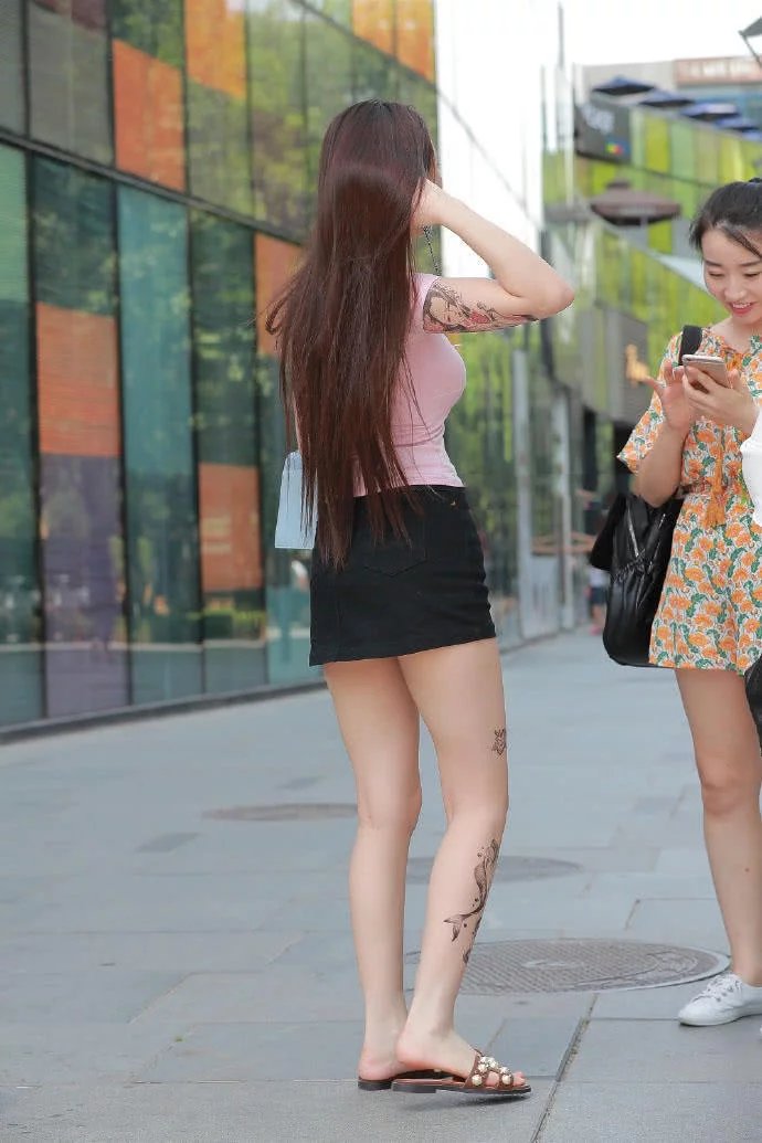 小姐姐小巧玲珑的身材非常可人，最亮眼的还是她大腿上纹的一个蕾