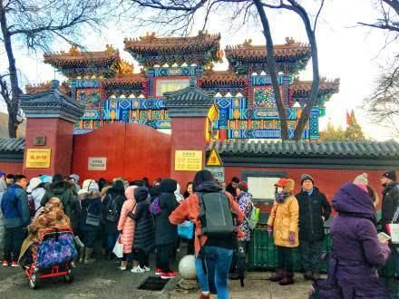 全国各大寺庙施粥，市民排队百米领取，有寺庙一天入账21万