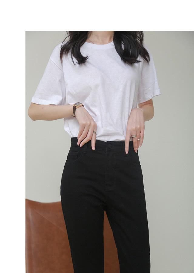 「设计感」牛仔裤不知道怎么搭配？看看下面几套慵懒风的搭配、简单大方洋气且又有气