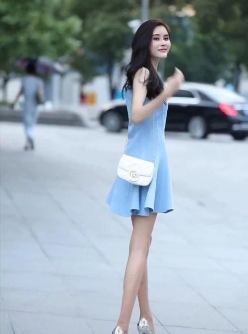  #脚后跟#小姐姐的腿被施了魔法吗？脚后跟从侧面看是“扁”的，太细了！