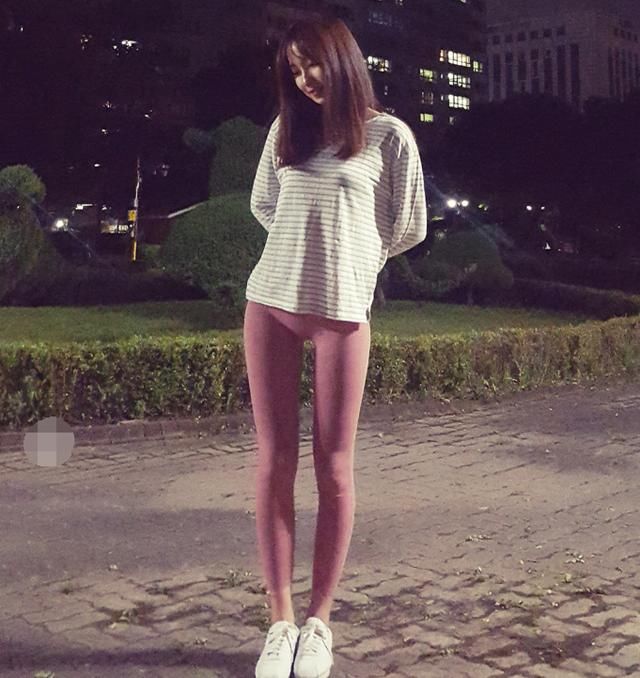 修身有型的打底裤美女，身材一级棒，回头率特别高！