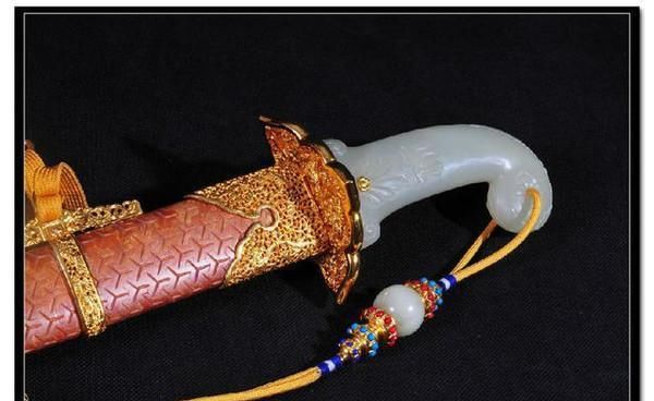 古董刀剑:乾隆御制腰刀 一件古董够买几十套房子!