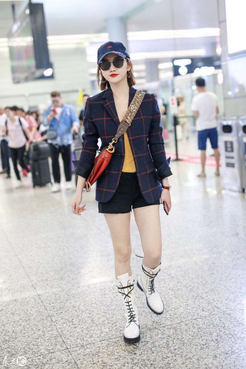 北京机场景甜大秀白长腿，事业线都暴漏了，网友:男同胞的福利