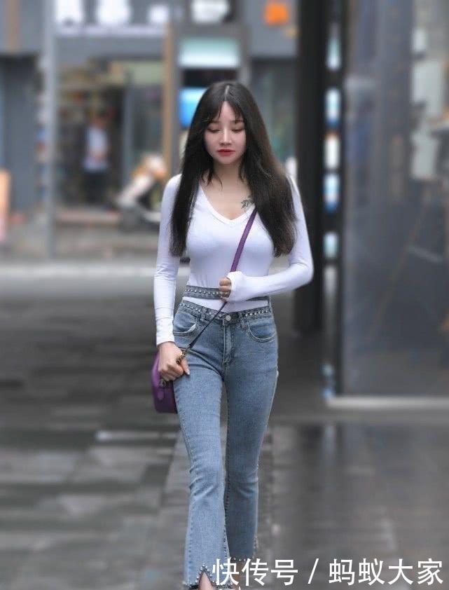【小姐姐】街拍美女:小姐姐身穿奶白T搭揽腰牛仔裤美丽又减龄,俏皮女神范