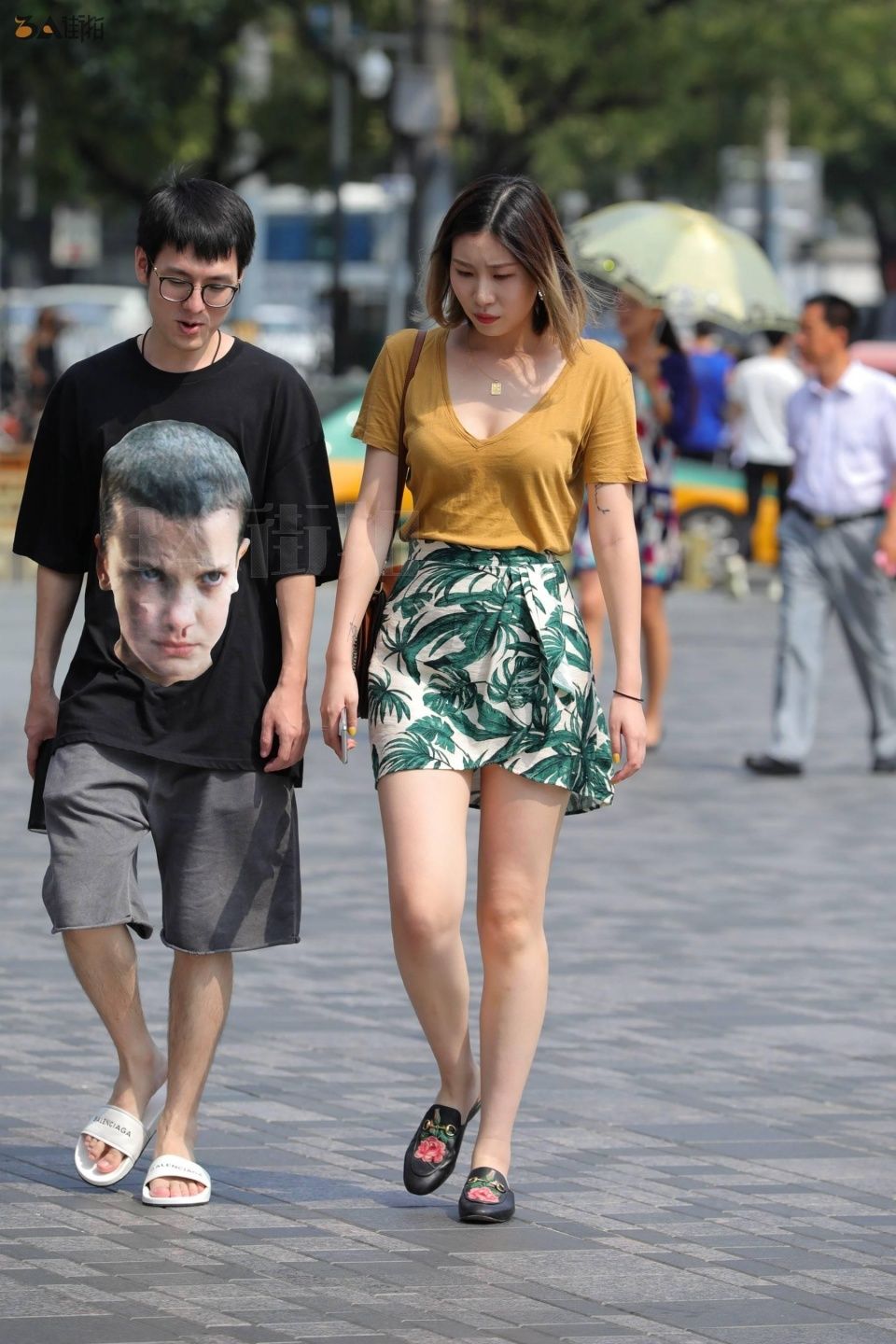 美女的身材好丰满，衣服穿搭的也不错，男友的半袖有点吓人