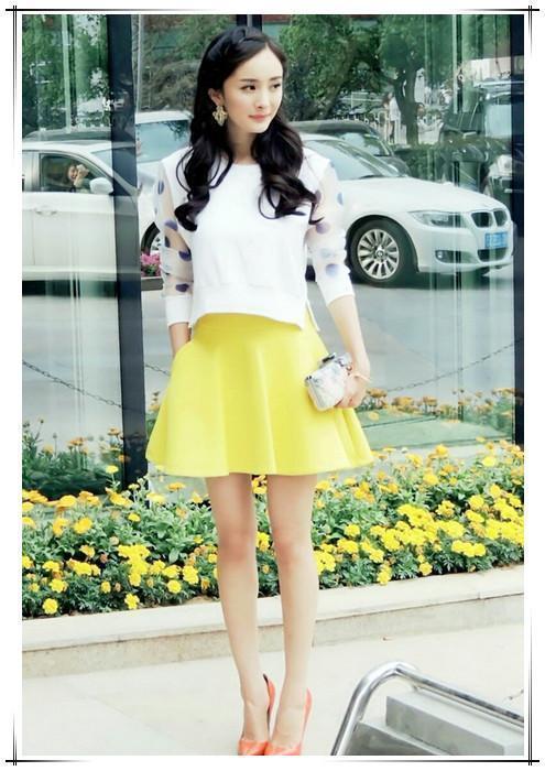 21岁关晓彤与32岁杨幂同穿牛仔裙，竟一个青春校花，一个邋遢阿姨