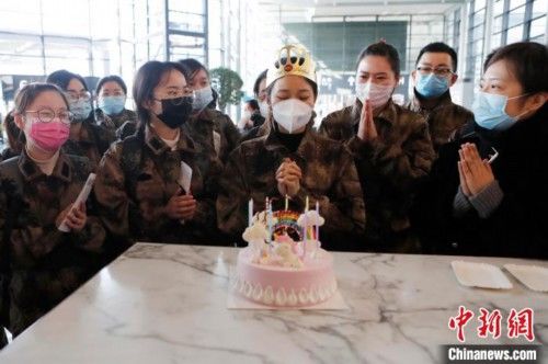  神山@上海第八批驰援武汉医疗队乘包机前往武汉 支援雷神山医院