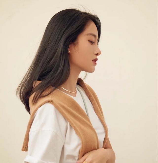  杨采钰■穿基础款大地色系,是一种怎样的体验?