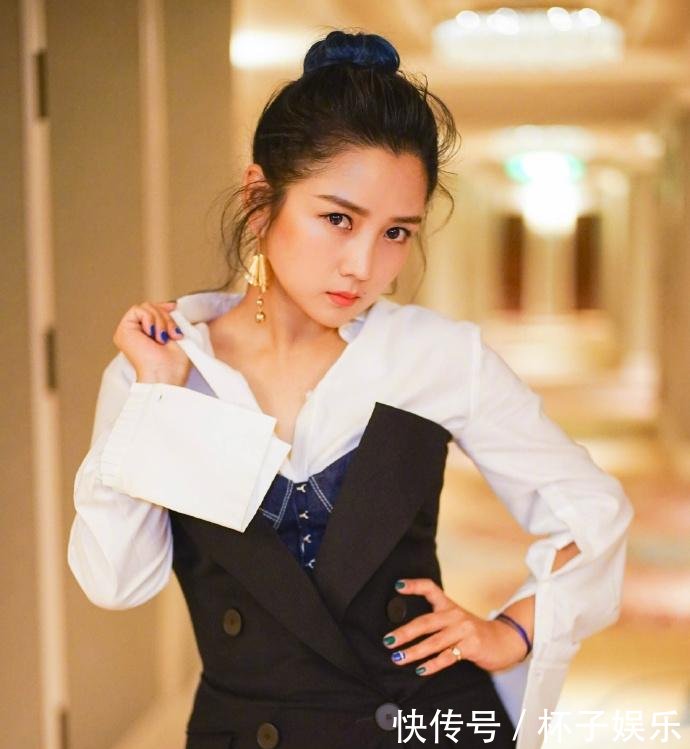 何洁衬衫外穿抹胸衣, 镜头往下移时我呆了, 网友: 这腿很真实!