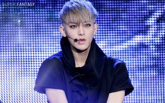 坤音四子过敏脸出道 这画风在致敬98年的王菲吗？