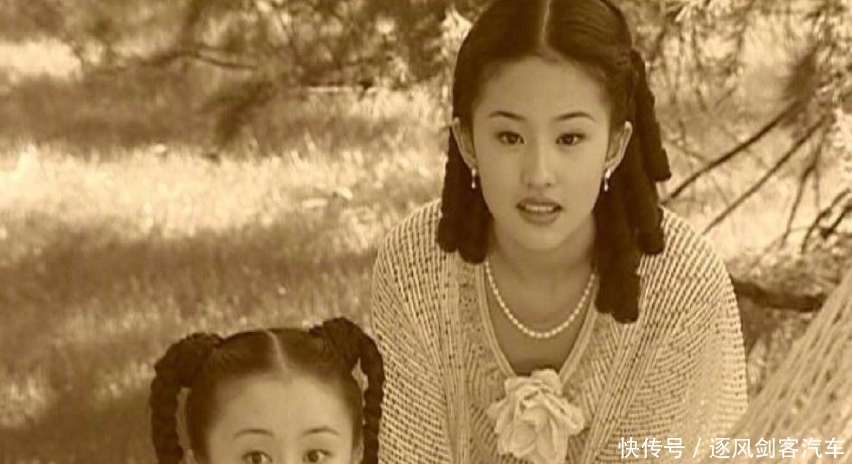  【看错】刘亦菲舒畅逛街被偶遇，网友吐槽这身材不过如此，最后发觉看错了