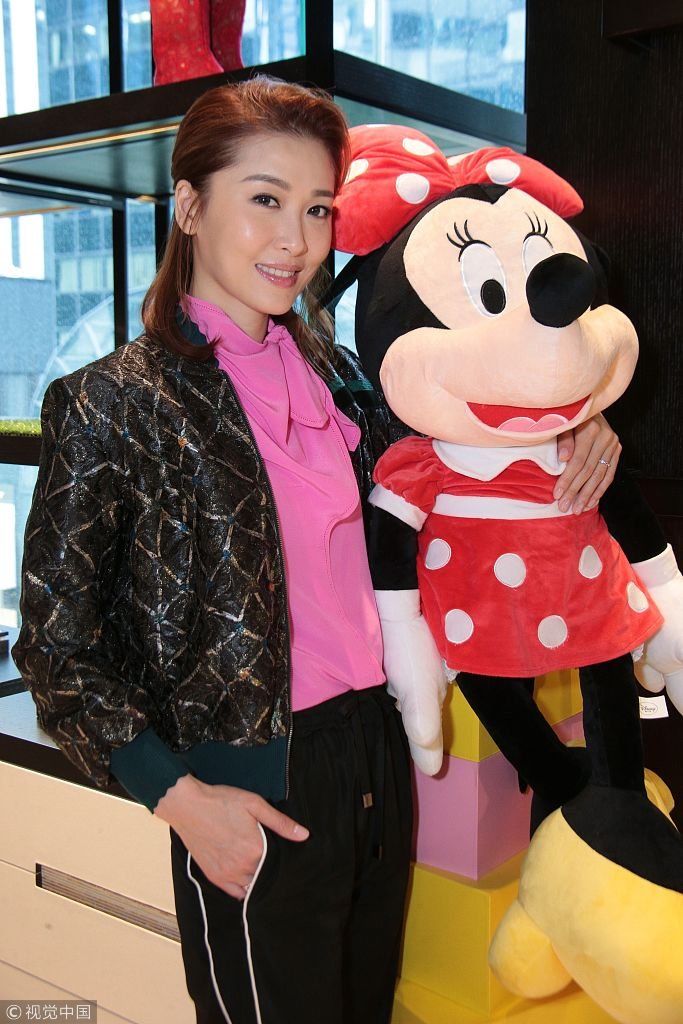 周丽淇与米妮玩偶合影比萌 穿粉嫩衬衣灿笑如花