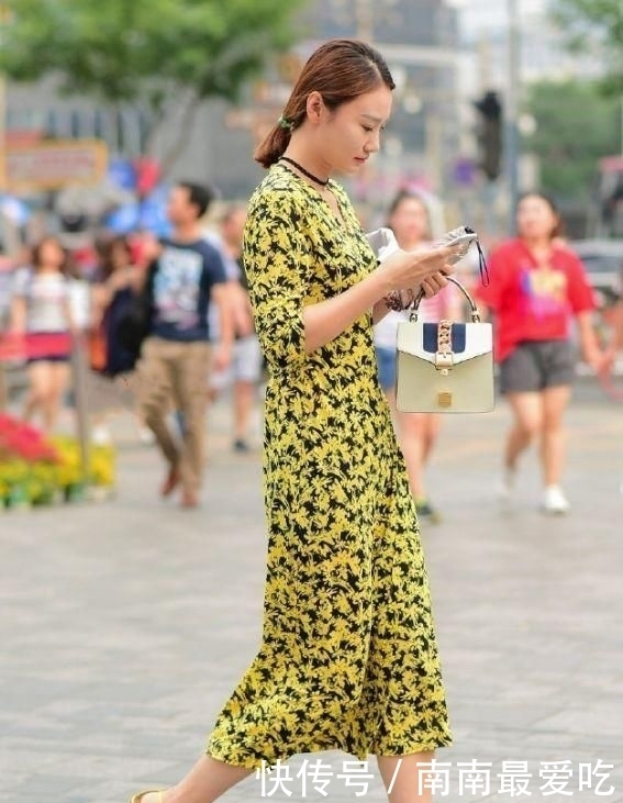 『搞定』街拍:想要做美丽的女神,一条粉红色格子连衣裙就能搞定