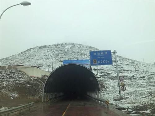 西藏自驾之旅第4天：大雪中前往稻城亚丁，看到4个交通事故