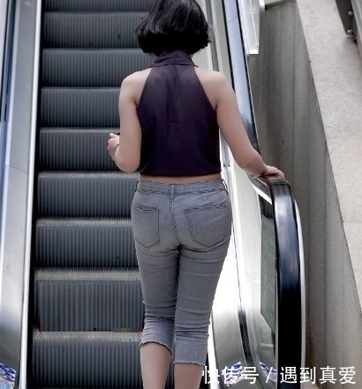  『美女』路人街拍，短发气质小姐姐，浅灰衣配搭牛仔裤让身形完美靓丽！
