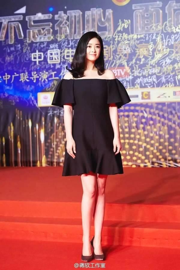 蒋欣亲身试验，微胖大胸妹纸怎么穿才是对的?!