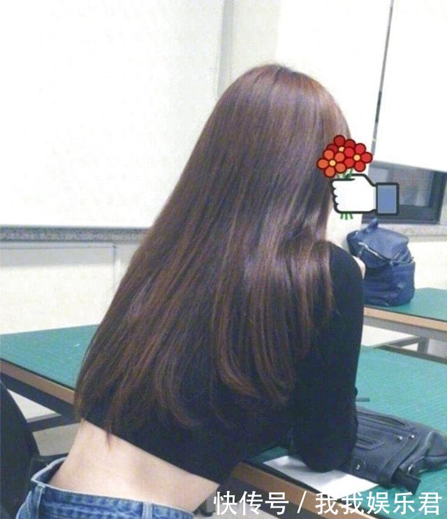 牛仔裤小姐姐身材真好，浑身上下充满着青春时尚！