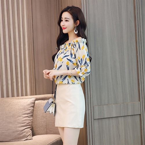 嫂子也太会穿了，三伏天就这样出门，惹得路人不禁多看几眼