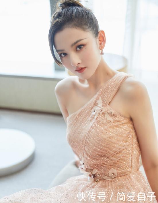 『气质』宋祖儿美照曝光,斜肩吊带裙凸显优雅气质,网友:女神范十足