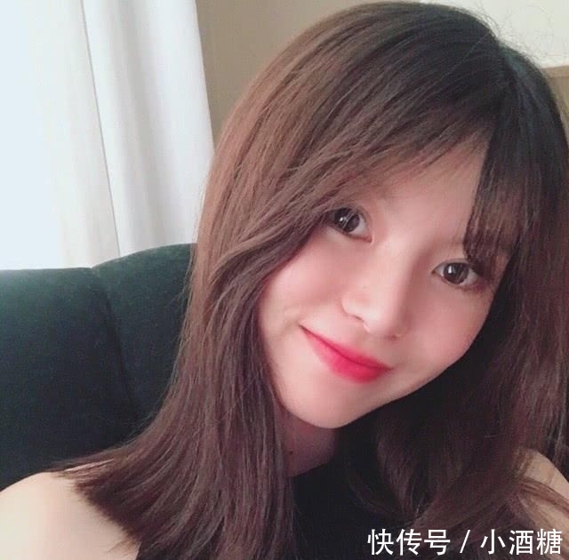  「适合」不会用卷发棒？这个“一刀切”的发型适合你，高级气质又减龄