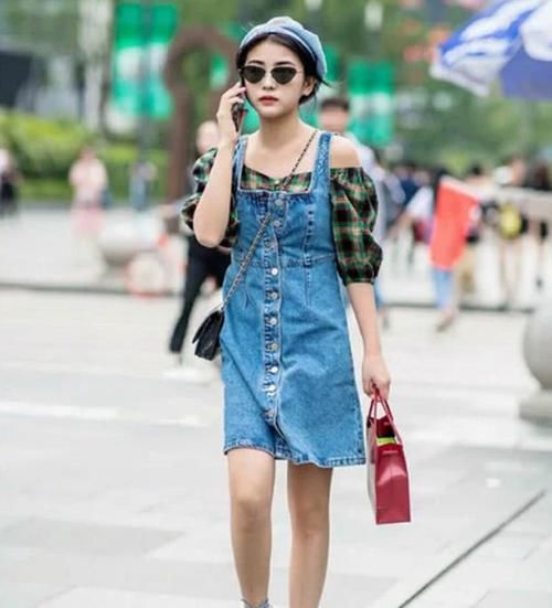  『短袖』街拍：身材高挑的美女，一件白色短袖配黑色短裤，时尚魅力气质