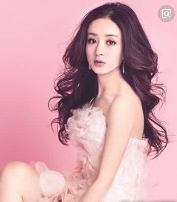 盘点女星大波浪发型：关晓彤老十岁，赵丽颖像芭比，她却美的惊人