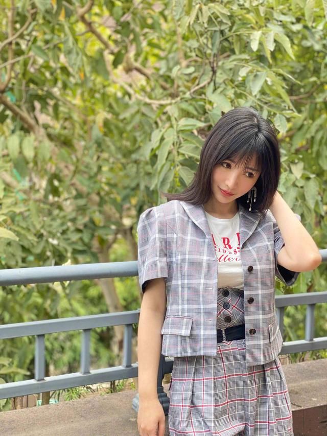 凹凸@马蜂腰40岁里少见,柳岩把格子裤穿火了!高腰设计尽显凹凸身材
