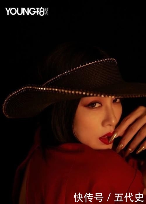 # 开叉#红衣开叉秀美背,眼神迷离妩媚十足,49岁钟丽缇“不好好穿衣”