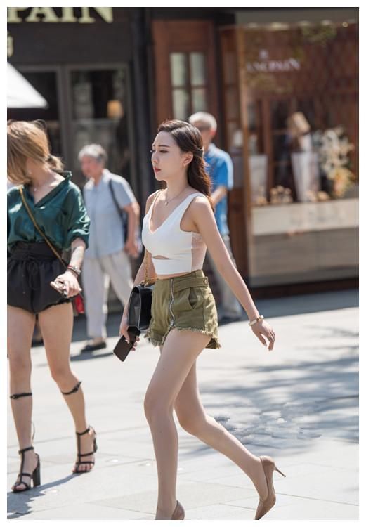 街拍:图1颜值高身材好，图2日系风范，图3性感女人味!