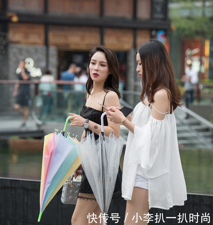 街拍性感成熟范的小姐姐，穿着清凉的装扮养眼又显瘦！