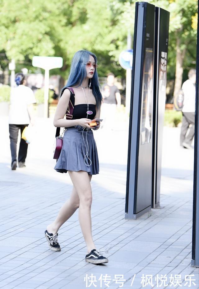  小姐姐■路人街拍，美女俏人可爱，穿清新的碎花裙，很显优雅气质