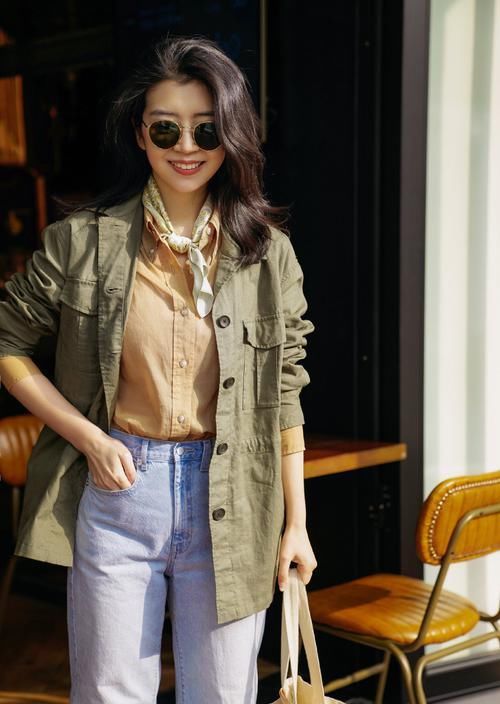  『衣摆塞进』三木把时髦“玩”到了极致！身穿白色西装配白色T恤，气质清新淡