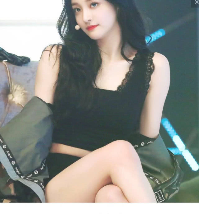 火箭少女傅菁与周洁琼同穿黑色露脐装，网友：小蛮腰水蛇腰的区别