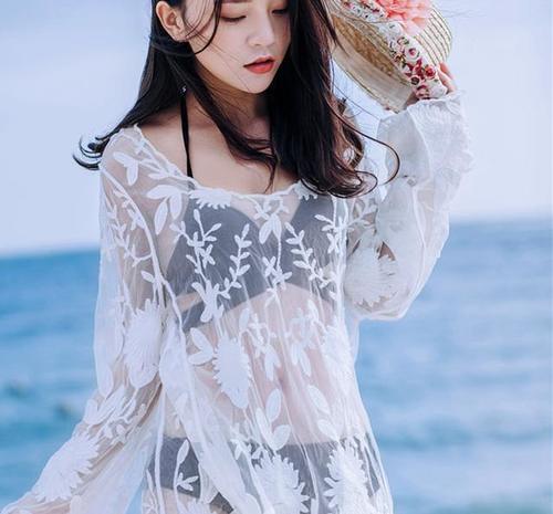 真是好身材啊！性感美女身穿镂空泳衣，突显优雅迷人气质！